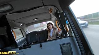 Hej Julia North, hoćeš aferu u ovom lažnom taksiju?