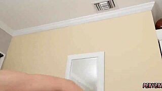 MILF feleség dupla penetrációt vesz forró kézimunkával. Cherie kielégíti a társát hardcore jelenetben!