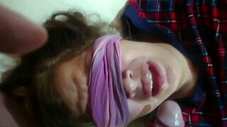 L'enorme asta del migliore amico riempie la bocca di mia moglie mentre riposa