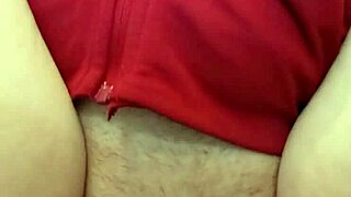 Pisat și desfăcută pizda pentru spectacol sălbatic de exhibiționistă matură