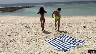 Voyeur se masturbuje na busty milf a nevlastní dceru opalující se