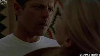 ريني غريفين عارية في فيلم 1995 يثير المعجبين بسحرها الرجعي