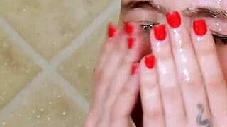 チャーミングブロネットモデルがスティーミーシャワーでリフレッシュ