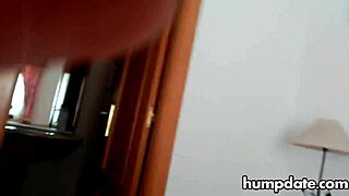 多毛熟女塞入两个玩具并狂野喷水