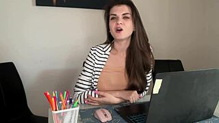 חורגת נתפסת על ידי חורג, שופכת זרע ענק בעבודה