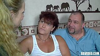 MILF Tedesche Succhiaino e Scopano Cazzo in Threesome Bisessuale Vintage Selvaggio