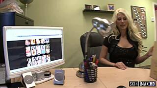 Джаззи Берлин лижет бритую пизду Айден Эшли на кастинге!