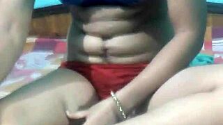 كافيتا تخلع فستانها في كشف مفاجئ على الكاميرا.