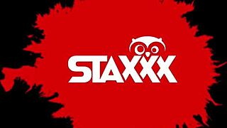 mamie prépare son cul avec un jouet pour une grosse bite noire