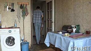 Sapık gözlüklü oğlan olgun sürtüğün elini tutup sertçe pompalıyor