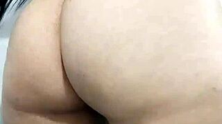 Femme infidèle qui éjacule avec sa chatte serrée poilue