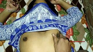 Эй, смотри, как эта красивая индийская студентка получает в свою тугую дырочку