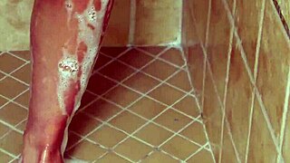 Sevimli sarışın buharlı duş sahnesinde