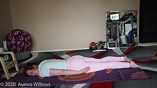 Lekcia jógy so zrelou inštruktorkou ukazujúcou oholenú pózy