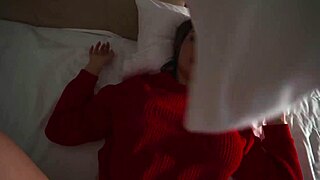 ลูกเลี้ยงเซอร์ไพรส์แม่เลี้ยงในเตียงร่วมเพื่อเซ็กซ์แรง