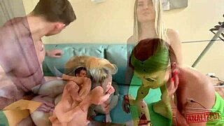 Sluta blondă rusă Imanuela suportă penetrare dublă intensă în anal strâns și pizdă.