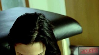 Хей, гледай тази MILF анал курва Lylith Lavey я чукат на масажната маса!