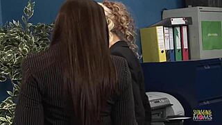 哟，丰满棕发妞狂野群交深喉