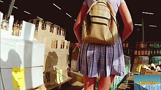 Malá dvojka ukazuje pičku bez kalhotek při nákupu