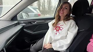 Straat pickup milf geeft waanzinnige auto blowjob! Haar mond vol sperma