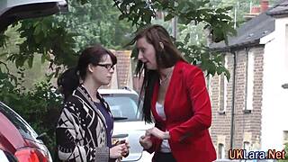 Strümpfe tragende Britin lutscht Monsterschwanz in Masturbationsszene