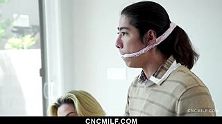 Fiul vitreg somnambul se împiedică în camera mamei vitrege și a surorilor vitrege. Haos se desfășoară la cncmilf!