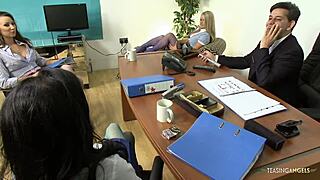 Chicas traviesas de oficina se masturban mientras una pareja cachonda mira asombrada