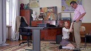 哇，无辜的Olivia Grace从老师那里硬肛！