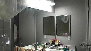 Anak tiri licik tipu ibu tiri untuk seks Halloween creampie