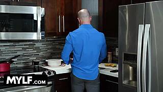 أنا مجنون بهذا الميليف صدرها الكبير في الحرير، تركب الزب السميك بقوة