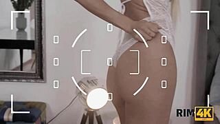 عارضة Rim4k تحب المصور وتلعق طيزه كهدية خاصة