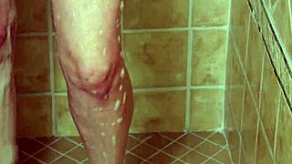 Seky brunetka modelka, chceš sa so mnou osprchovať?