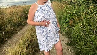 Vrouw kleedt zich uit in het openbaar, plaagt en speelt met haar geschoren lichaam voor plezier!