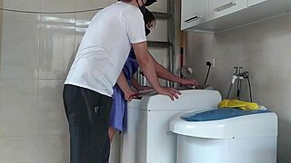 Brasiliansk kone driller tekniker, blinker barberet fisse mens han reparerer vaskemaskine