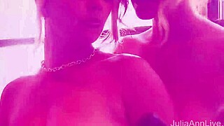 Vicky Vette muestra su gran coño en lencería