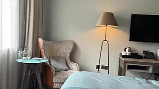 Üvey Anne ve Oğlu Otel Yatağını Paylaşırken Çok Yakınlaşıyor