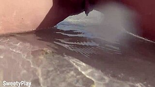 Barberet fisse gennemblødt mens den tisser på offentlig strand