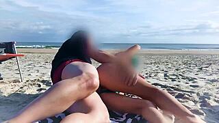 MILF dobi kurca v ritko na plaži