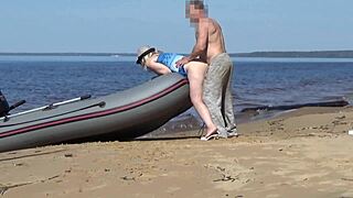 Ей лодкар, готов ли си да се наведеш за тази дама туристка?