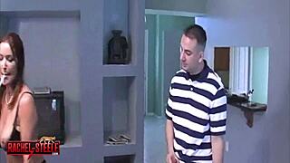 Rauchend heiße MILF-Stiefmutter in sexy Vintage-Fetisch-Szene