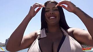 Германски скаут избира закръглена латиноамериканка с огромни естествени цици за диво кастинг чукане