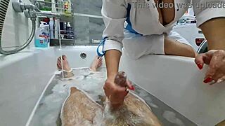 Matrigna Ignora L'Eccitazione Del Figliastro Mentre Lo Lava