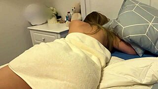 Hei anak tiri, mau bang ibu tiri doggystyle sebelum kencan besarnya?