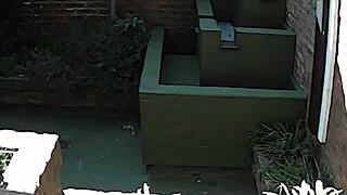 Venkovní MILF čůrá s křivkami a velkými prsy 💦