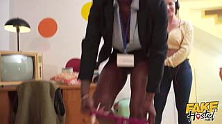 مراسلات إناث يتسخن في ثلاثي في السكن على الكاميرا