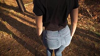 מילף חמה מתגרה עם תחת מדהים בג'ינס צמוד בחוץ