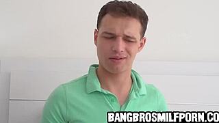 Yo, przyłapałem gorącą macochę podczas gdy pasierb się wachluje