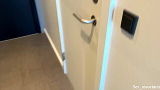 Mačeha deli hotelsko posteljo in rit s pastorkom v tabu amaterskem POV dejanju