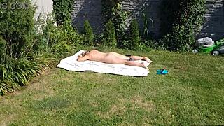 Am prins-o pe mama vitregă făcând plajă goală în curte!