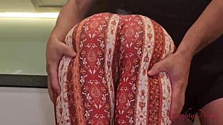 ينيك الخادمة الضيقة للحصول على إكرامية إضافية من منظور شخصي